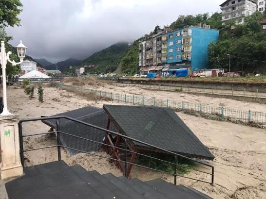 İnebolu'da çay taştı, köprüler çöktü; 'Üst katlara çıkın' uyarısı yapıldı