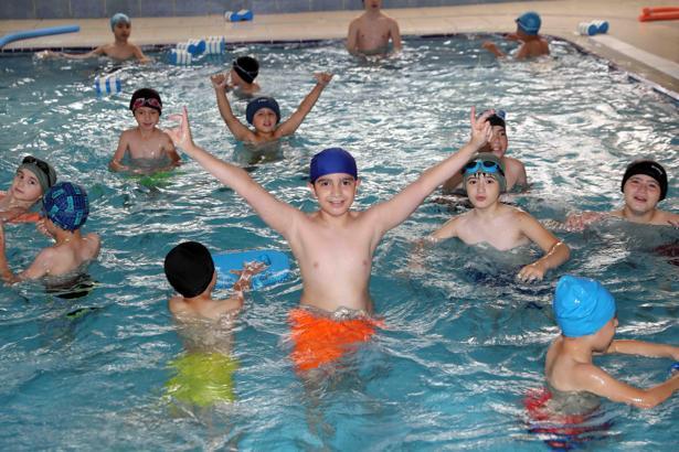 Bağcılar’da çocuklara ücretsiz yüzme kursu