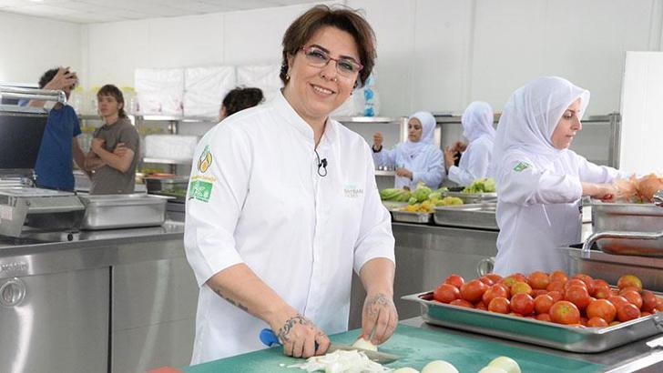 Sağlam sebze ve meyve atıklarıyla aşevi kuruldu, konserveler üretildi