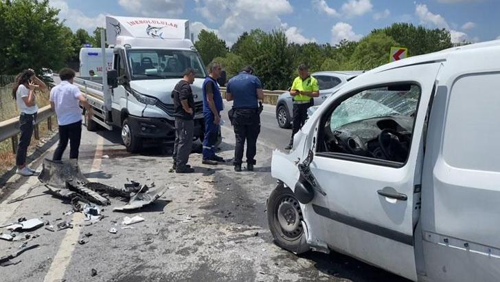 Sancaktepe'de hafif ticari araçla kamyonet kafa kafaya çarpıştı