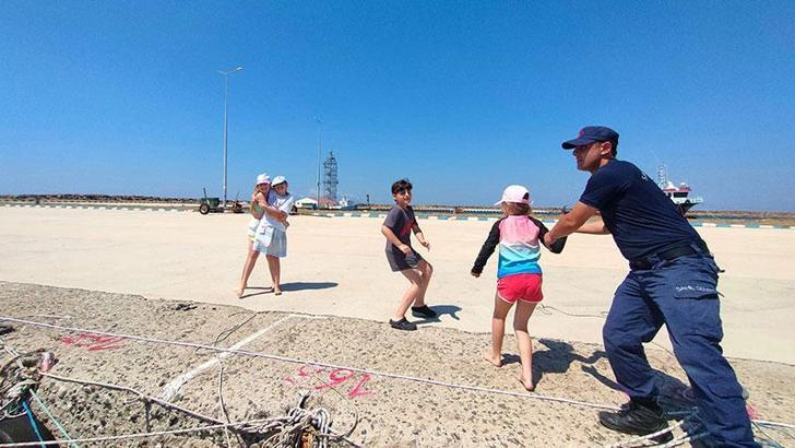 Saros'ta sürüklenen teknedeki 8 kişi, radarla belirlenip kurtarıldı