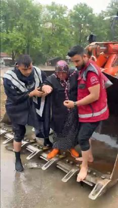 İnebolu'da çay taştı, köprüler çöktü; 'Üst katlara çıkın' uyarısı yapıldı (3)