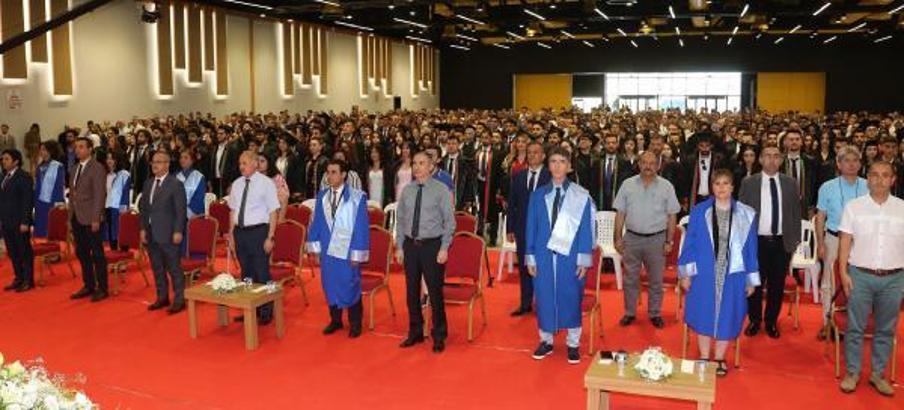 AÜ Hukuk'ta 238 öğrenci yemin ederek mesleğe adım attı