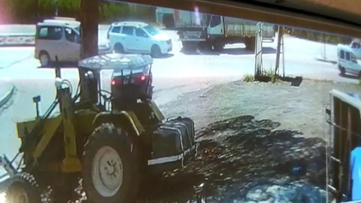 'U' dönüşü yapan TIR'a kamyonet çarptı; kaza anı kamerada