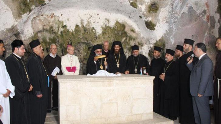 Dünyanın ilk mağara kilisesi St. Pierre'de ayin