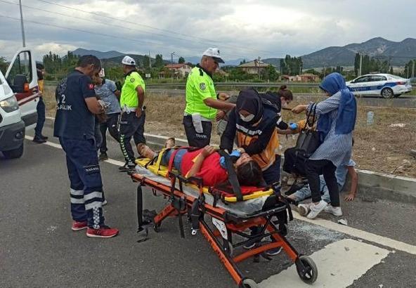 Lastiği patlayan otomobil aydınlatma direğine çarptı: 6 yaralı