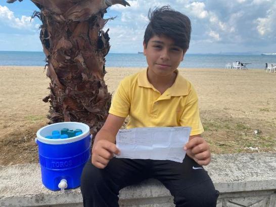 13 yaşındaki Alperen, su ve limonata satıp gelirini Mehmetçik Vakfı'na bağışlıyor