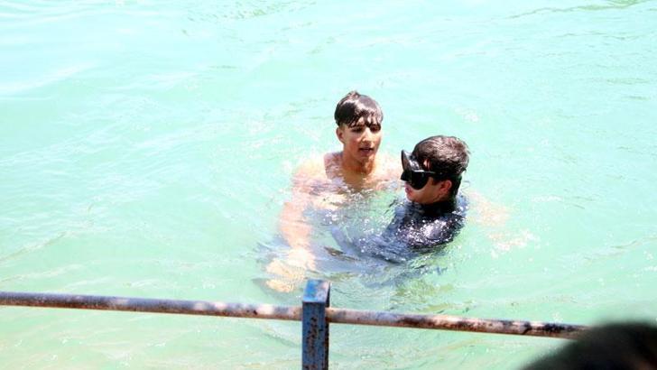 Dalgıç polis sulama kanalında yüzen genci kıyıya çıkarıp, uyarıda bulundu