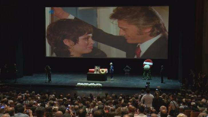 Fotoğraflar // Cüneyt Arkın için AKM'de tören