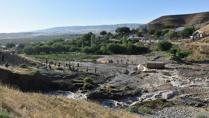 Batman'da sulama kanalının sifonu patladı, 120 ton buğday suya kapıldı