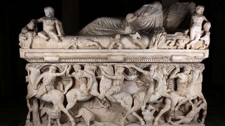 "Eros Başı" İstanbul Arkeoloji Müzesi'ndeki lahdine kavuştu