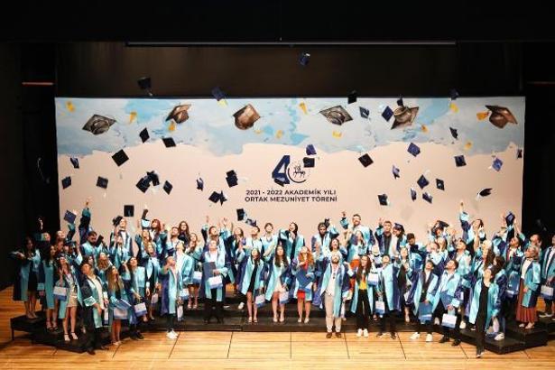 Dokuz Eylül Üniversitesi mezunlarını törenle uğurladı