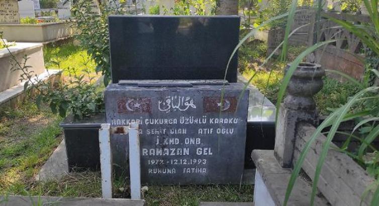 Şehidin mezarının başındaki bayrak direğini çaldılar