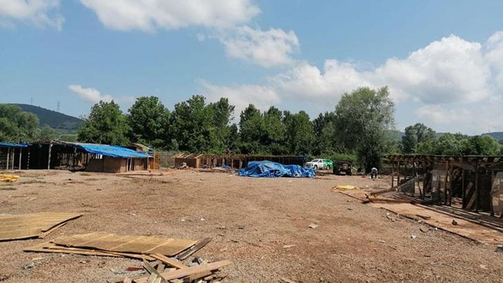 Selde 56 köpeğin öldüğü ruhsatsız barınak yıkıldı