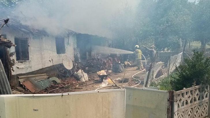 Yanan evlerinden eşyalarını kurtarmaya çalışan yaşlı çift yaralandı