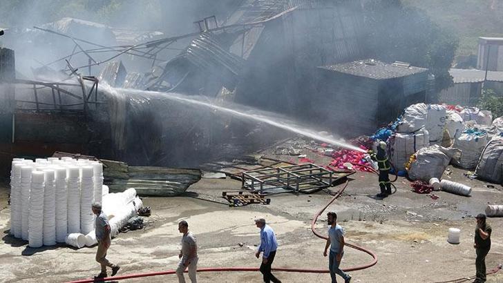 Kocaeli'de geri dönüşüm deposunda yangın