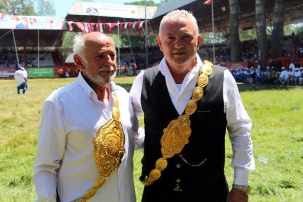 52 yıldır Kırkpınar’ı fotoğraflayan Göçmen’e altın kemer