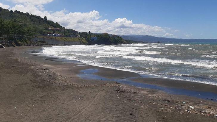 Trabzon'da rüzgar ve dalga nedeniyle bazı plajlarda denize girmek yasaklandı
