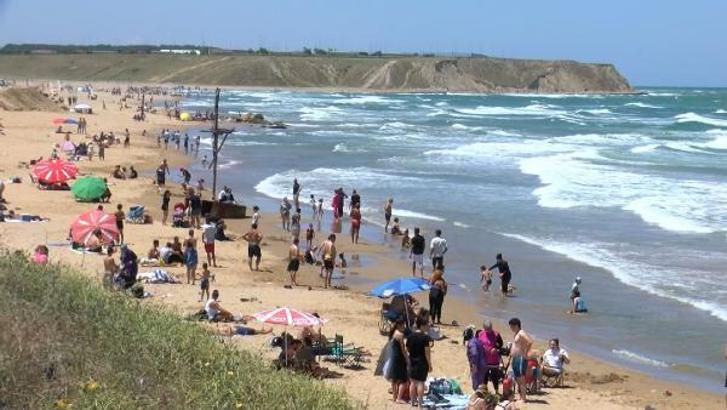 Kısırkaya plajında boğulma tehlikesine rağmen denize girdiler