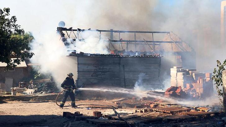 Kaldıkları konteyner ve boya deposu yandı, köpeği zarar görmemesi için saldı