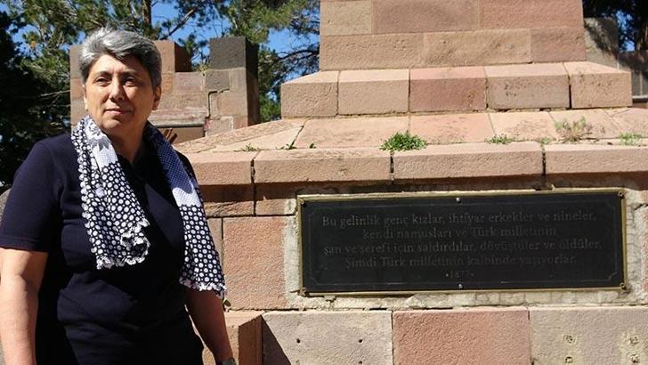 Azerbaycanlı kadın komutan Shirinova, Nene Hatun'un kabrini ziyaret etti