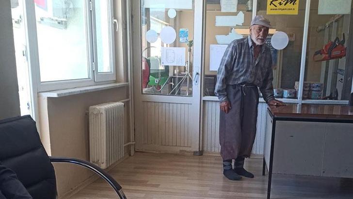 'Yerler kirlenmesin' diye çamurlu ayakkabılarını kooperatife girerken çıkardı