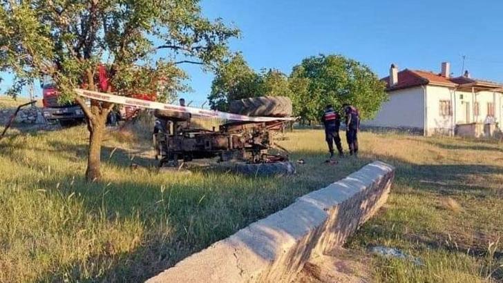 Traktör devrilirken küçük kardeşlerini araçtan atan 2 kız kardeş hayatını kaybetti