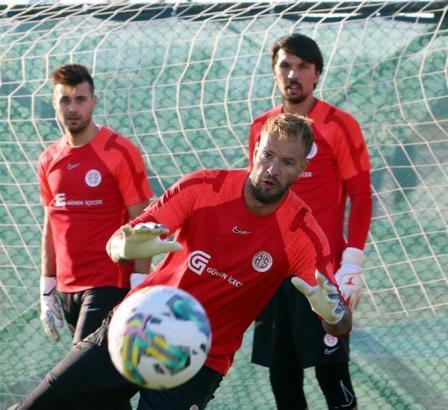 Antalyaspor'da Fredy ve Luiz Adriano kampa katılıyor