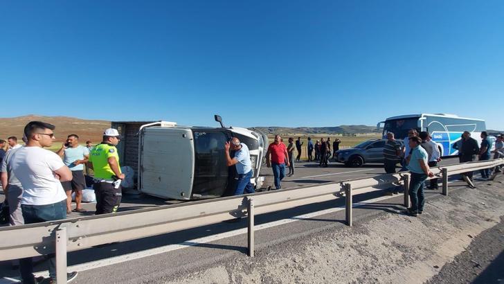 Devrilen kamyonet Sivas- Kayseri karayolunu 1 saat ulaşıma kapattı