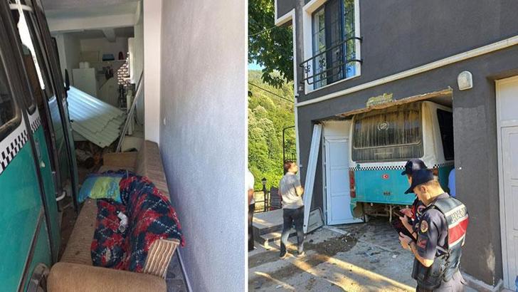 Freni boşalan minibüs eve girdi: 10 yaralı