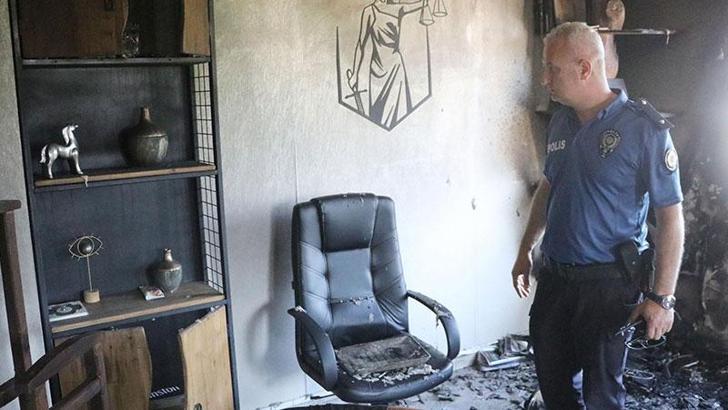 Avukat, bürosunda çıkan yangından zemin kattaki marketin tentesine atlayarak kurtuldu