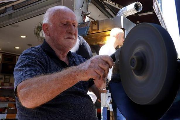 Kurban Bayramı öncesi bıçak bileyicilerinin yoğun mesaisi
