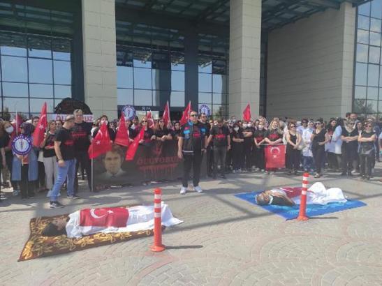 Eskişehir'de sağlık çalışanları öldürülen doktor için yürüdü