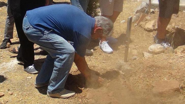 Cenazede, öldürülen oğlunun mezarına elleriyle toprak attı