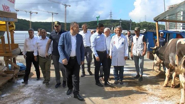 Kağıthane’de Kaymakam Şahin ve Belediye başkanı Öztekin kurban pazarını ziyaret etti