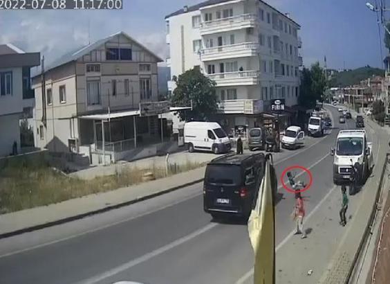 Yolun karşısına geçmeye çalışan çocuğa minibüsün çarpması kamerada