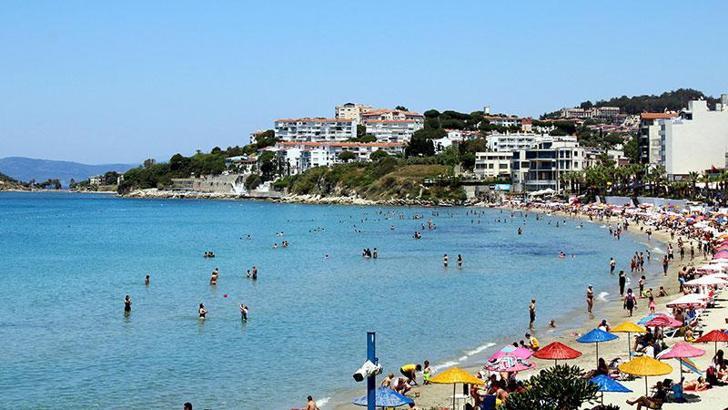 Kuşadası'nda arife gününde plajlar doldu
