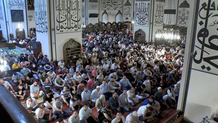 Bayram namazında vatandaşlar Ulu Camii'ne akın etti