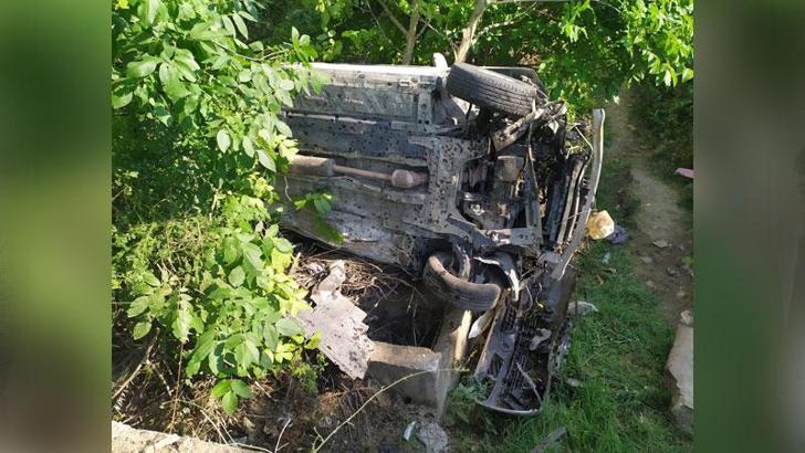 Otomobil şarampole devrildi; 6 aylık bebek öldü, 6 kişi yaralandı