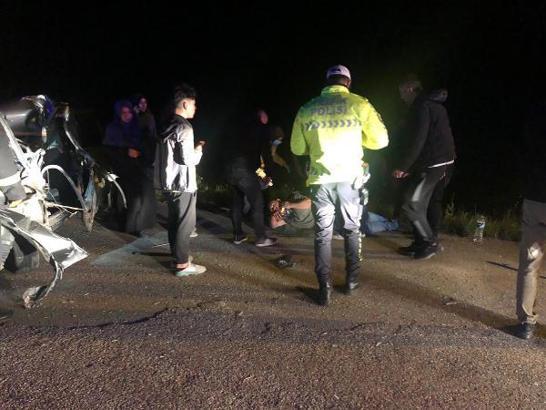 Kurbanlık yüklü traktöre çarpan otomobilin sürücüsü yaralandı