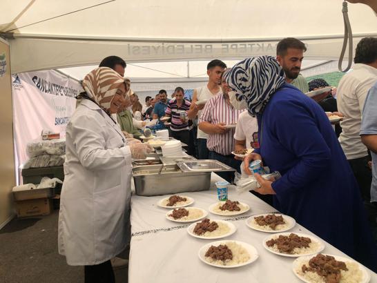 Sancaktepe’de vatandaşlara kurban kavurması ikram edildi