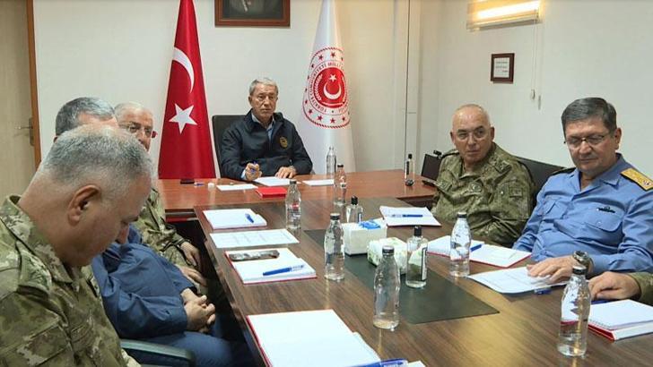 Bakan Akar sınır ötesi birliklere video konferansla bağlandı