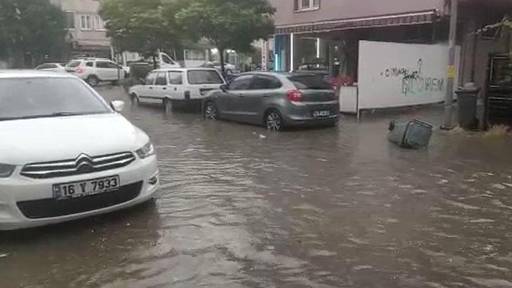 Bursa'da sağanak ve fırtına; ağaçlar devrildi, cadde ve sokaklar suyla doldu