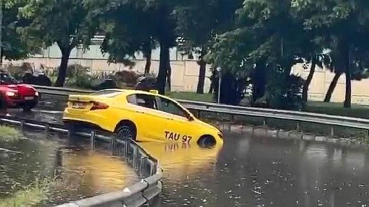 Şişli'de araçlar su birikintisinde mahsur kaldı