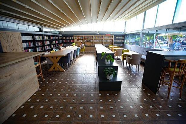 Bayraklı'nın ilk 'Kitap Kafe'si hizmete girdi