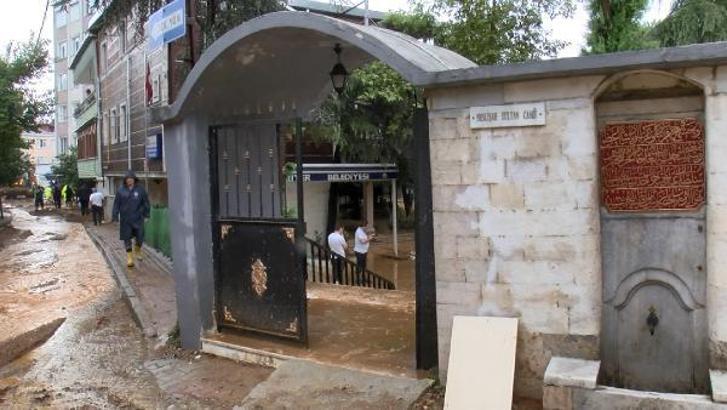 Sarıyer’de cami ve işyerlerini su bastı