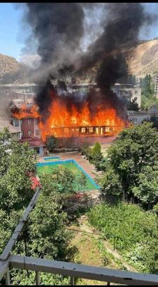 Artvin'de 3 katlı otel, alev alev yandı