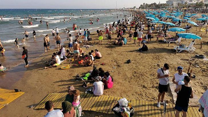 Kızkalesi'nde bayram yoğunluğu; plajlar doldu