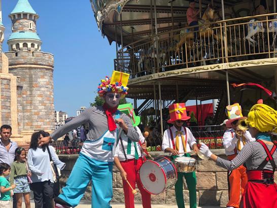 Eğlence severler bayramda Vialand Tema Park’a akın etti