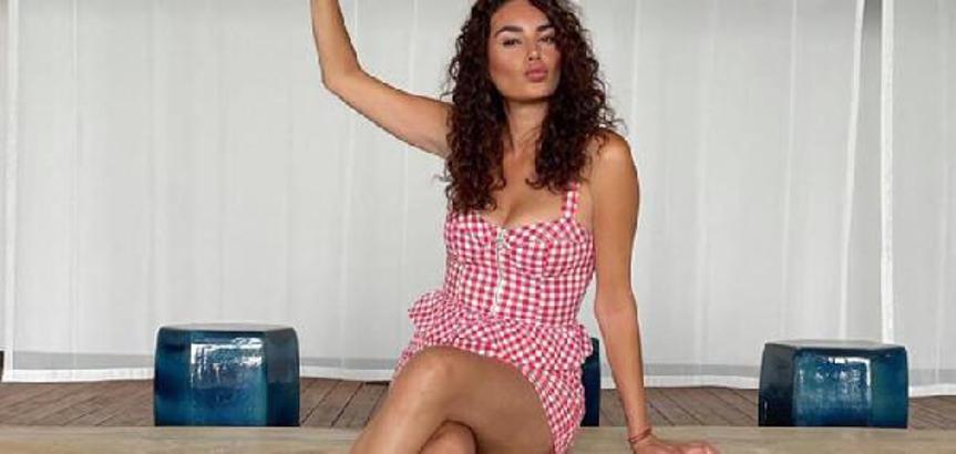 Şarkıcı Günsu İnce'nin çantası, oturduğu sandalyeden çalındı